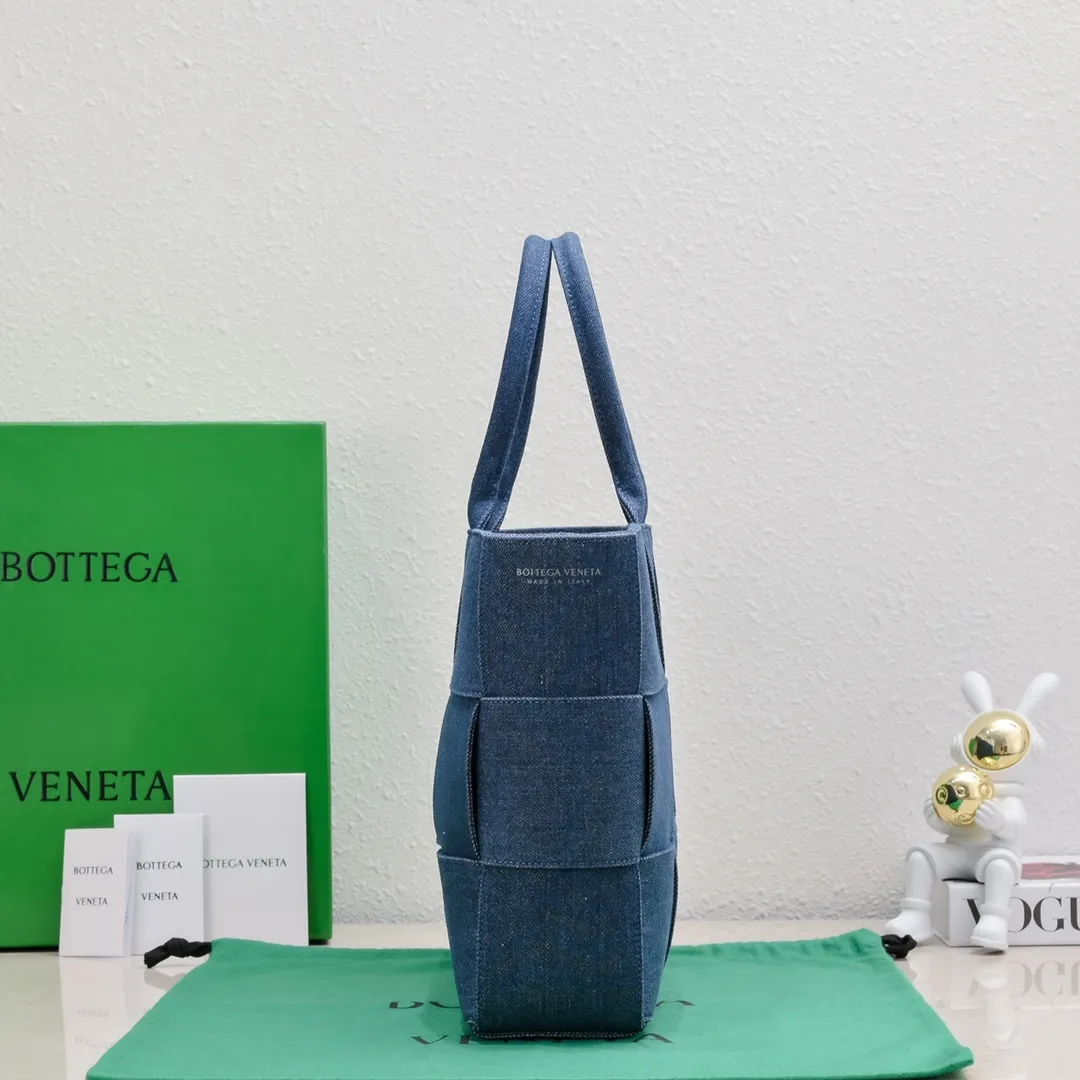 Batch 1700 BV fashionable denim large tote is here😁😁I have to sigh when I see the real thing. Fire has its own reasons🔥 It can be carried on one shoulder or cross-body. It is super practical‼ ️ Denim fabric itself is also wear-resistant and durable. The weaving process is still the same, but the use of denim material really gives people a more casual feeling, which is one of the single items integrated into the hot summer. In summer, the sea, Coca-Cola and a denim blue tote bag are the beauty within reach. Let’s go to the beach together! 	 It's wonderful together. ⛱️ Style number: 9890# Size: 40*10*28cm